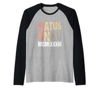 Natus Anno 1986 - Números Romanos de cumpleaños Retro MCMLXXXVI Camiseta Manga Raglan
