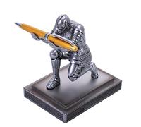 NCQIXIAO Soporte para bolígrafos de caballero, adorno de escritorio, soportes de lápices de resina, accesorios de escritorio y organizador para hombres con un bolígrafo genial (plata)