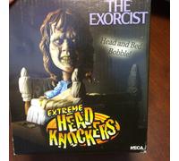 NECA Head Knockers Line The Exorcist Regan in Bed Figura de Resina de 5.5 Pulgadas con Cabeza de balanceo y Cama
