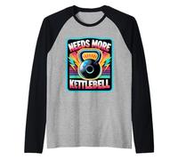 Needs More Kettlebell Strength Training Fitness ||- Camiseta Manga Raglan