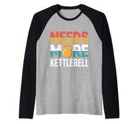 Needs More Kettlebell Strength Training Fitness |- Camiseta Manga Raglan