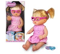 NENUCO - Gafas, Muñeca Bebé con Gafitas Rosas y Pelo Rubio con 2 Coletas, Incluye 3 Parches de Colores para juagar a taparle un Ojo como a los niños, Lleva un Vestidito, +2 años, Famosa (NFN20000)