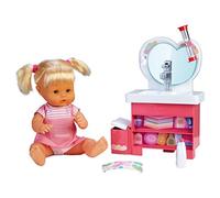 Nenuco Muñeco bebé de Cuerpo Duro, con Lavabo de Juguete Que Funciona y Accesorios, para Jugar a los cuidados y Aprender, para niños y niñas de 3 años, Multicolor