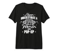 Never Underestimate a Woman with a Pop-Up Camiseta Premium