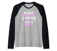 Never Underestimate A Woman with A Titanium Knee Replacement Camiseta Manga Raglan