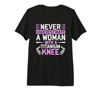 Never Underestimate A Woman with A Titanium Knee Replacement Camiseta Premium