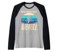 Never Underestimate Old Guy On A Bicycle Quote Camiseta Manga Raglan