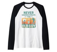 Never Underestimate The Old Guy Disc Golf Retro Camiseta Manga Raglan
