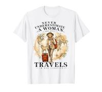 Never Underestimate Woman Who Still Travels in Her 80s Camiseta