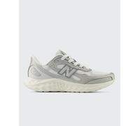 New Balance Fresh Foam Arishi V4 Tiralux para Mujer, Plateado metálico/Reflection/NB White, 39 EU