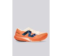 NEW BALANCE Fuelcell Rebel V4 M - Hombre - Narnaja / Beige - talla 42- modelo 2025