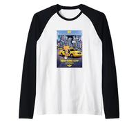 New York City Stories with Teddy Bear Behind a Yellow Taxi Camiseta Manga Raglan