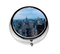 New York Fashion City Este pequeño pastillero redondo es un organizador portátil de medicamentos de viaje con tres compartimentos para almacenar medicamentos diarios.