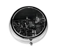 New York Night Sky. Este pequeño pastillero redondo es un organizador portátil de medicamentos de viaje con tres compartimentos para almacenar medicamentos diarios.