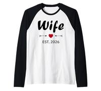 Newlywed Marriage Quote Minimalist Simple Wife EST 2026 Camiseta Manga Raglan
