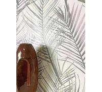 Newroom papel pintado gris hojas de palmera jungla dormitorio | Frondas en verde y rosa palo sobre crema, textura suave, aire boho tropical, diseño floral, no tejido TNT, salón