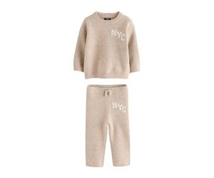 NEXT Niños Conjunto de punto de jerséi y pantalón de chándal estilo universitario con texto NYC Neutro 2 Años-3 Años