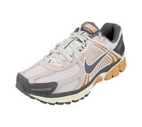 NIKE IB7469-030 Zoom Vomero 5 Hombre Phantom/Flat Pewter-Copper Moon EU 45