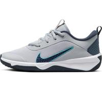 NIKE Omni Multi-Court Zapatillas para Pista Cubierta-Niño/a, Shoes, Wolf Grey/Thunder Blue-Bright Crimson, 37.5 EU