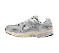 Nike Zoom Vomero 5 - Zapatos para hombre (gris niebla/plateado metálico/leche de coco/cromo), Gris Niebla/Plata Metálica/Leche de Coco/Cromo, 10