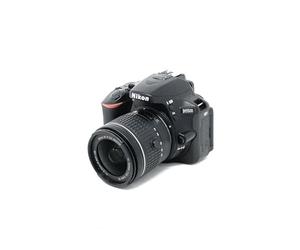 Nikon D5500- Cámara réflex digital de 24.2 Mp (pantalla 3.2", estabilizador óptico, grabación de vídeo Full HD), color negro - kit con objetivo AF-P 18-55mm VR