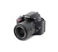 Nikon D5600 - Kit de cámara réflex de 24.2 MP con objetivo AF-P DX 18 - 55 mm VR, pantalla táctil de 3", Full HD, color negro - Versión Europea