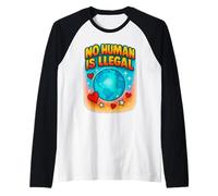 Ningún Humano es un diseño de declaración de inmigración de Derechos ilegales Camiseta Manga Raglan