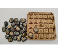 Nirdesh - Juego de runas de hematita de Elder Futhrak, juego de 25 piezas de piedra runa simbolizada de runa grabada con símbolo de runa con un diagrama de madera y bolsa de regalo