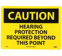 NMC C516RB - Señal de precaución con texto en inglés «CAUTION - HEARING PROTECTION REQUIRED BEYOND THIS POINT, 35,56 cm x 25,4 cm, texto negro sobre amarillo, letrero de precaución de aluminio