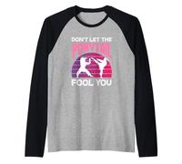 No Dejes Que la Cola de Caballo te engañe Karate Girl Kick Martial Art Camiseta Manga Raglan