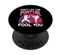 No Dejes Que la Cola de Caballo te engañe Karate Girl Kick Martial Art PopSockets PopGrip Adhesivo