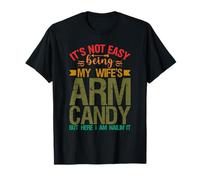 No es fácil ser el caramelo del brazo de mi esposa, pero aquí estoy clavando Camiseta