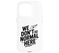 No Hacemos Normal aquí avión de Papel Fresco Carcasa para iPhone 15 Pro