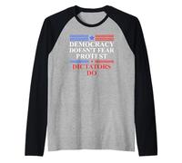 No Kings America Democracy Doesn'T Fear Protest Dictators Do Camiseta Manga Raglan