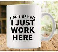 No me preguntes, solo trabajo aquí, tazas de café divertidas con impresión de doble cara para todos, taza de café novedosa, taza de té de cerámica con impresión de doble cara para mamá, papá, amigo, e