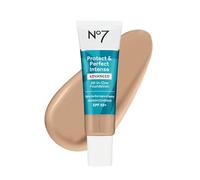 No7 Protect & Perfect Advanced - Base de maquillaje todo en uno, color beige cálido, maquillaje que desafía la edad con SPF 50 para mujeres, la crema base de maquillaje ayuda a reducir el