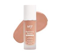 No7 Restore & Renew - Base de suero multiacción, color beige frío, maquillaje líquido con vitamina C, vitamina E y colágeno para la cara, fórmula de suero de belleza para la piel con cobertura media