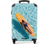 NoBoringSuitcases.com® Equipaje De Mano 55x35x20 cm Cabina Viaje Avion Trolley Rígido Ligero 4 Ruedas Maletas Carry On Suitcase Cabin Tabla - Surf - Agua - Bañador - Naranja