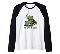 Nos levantamos al Amanecer Temporada Espeluznante Rana Meme Zombie Halloween Camiseta Manga Raglan