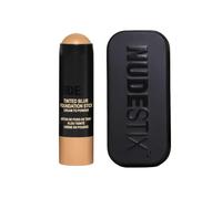 NUDESTIX Tinted Blur Foundation Stick Medium 4 - Base de maquillaje mate con efecto de enfoque suave, cobertura ligera a media, para una piel uniforme y natural, 6,1 g