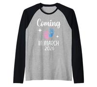 Nuevo bebé llegará en Marzo de 2026 Funny Baby Shower Niños Niñas Camiseta Manga Raglan