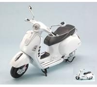 Nuevo Ray 57243 1/12 Vespa GTS 300 Super [2 Colores Disponibles]