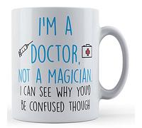 Nufar Taza de café con texto en inglés "I'm A Doctor, Not A Magician... - Taza de cerámica de 325 ml, divertida taza de té, regalo para el día de San Valentín, compañero de trabajo, oficina, taza