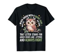 Nunca discutas con una Chica Corta Que Tiene una A, Bonito diseño de búho Camiseta