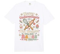Nunca Subestimes a la anciana todavía hornea en Sus Ochenta Comfort Colors Adult Heavyweight T-Shirt