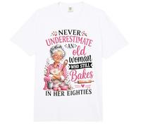 Nunca Subestimes a la anciana todavía hornea en Sus Ochenta Comfort Colors Adult Heavyweight T-Shirt