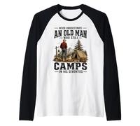 Nunca Subestimes a un Anciano Que todavía acampa en los Setenta Camiseta Manga Raglan