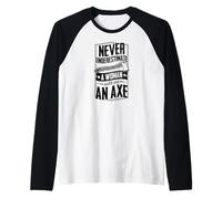 Nunca Subestimes a una Mujer con un leñador de Hacha Camiseta Manga Raglan