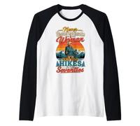 Nunca Subestimes a una Mujer Que todavía Camina en Sus Setenta años Camiseta Manga Raglan
