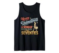 Nunca Subestimes a una Mujer Que todavía viaja en Sus 70 años Camiseta sin Mangas